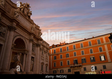 Roma, Italia - 29 Settembre 2018: il sole tramonta la sera e il cielo diventa colorato sopra la fontana di Trevi a Roma, Italia Foto Stock
