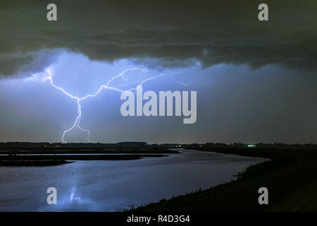 Orizzontale e verticale di fulmini da una grave tempesta su un lago nella parte occidentale dell'Olanda. Foto Stock