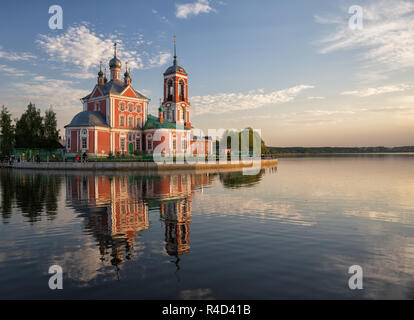 Chiesa dei quaranta martiri di Sebaste riflessa nell'acqua del lago Pleshcheyevo al tramonto, Pereslavl-Zalessky, Russia Foto Stock
