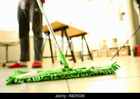 Verde mop in plastica laminata pulizia luce pavimento sporco Foto Stock