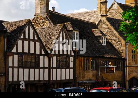 Graticcio, montante e traversa, Tudor Cotswold costruzioni di pietra nella città mercato di Chipping Campden, Cotswolds, Gloucestershire, Regno Unito Foto Stock