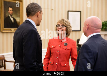 Il presidente Barack Obama saluta ex Rep. Gabrielle "Gabby Giffords" e suo marito, ex astronauta Mark Kelly, all Ufficio Ovale dopo che hanno testimoniato in un sistema giudiziario del senato audizione del Comitato sulla violenza pistola, Gennaio 30, 2013. (Official White House Photo by Pete Souza) Foto Stock