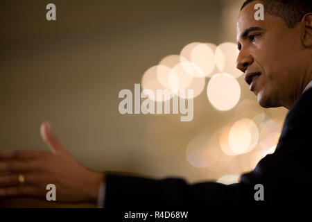 Il presidente Barack Obama parla durante un primo tempo news conferenza nella Sala Est della Casa Bianca di Washington, Mercoledì, 29 aprile 2009. Gazzetta White House foto da Chuck Kennedy Foto Stock