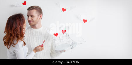 Giovane rilasciando l amore, l uomo e la donna gabbia aperta con cuori alati, san valentino di concetto Foto Stock