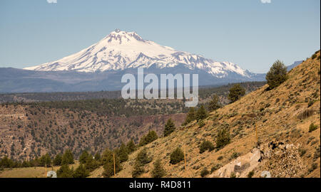 Montare Jefferson si erge maestoso Oregon Cascade Mountain Range Foto Stock