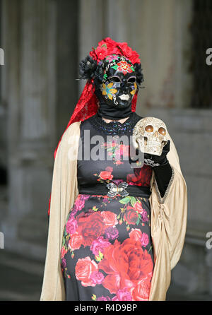 Venezia, VE, Italia - 5 Febbraio 2018: donna mascherata durante il carnevale con un teschio in mano come Amleto Foto Stock