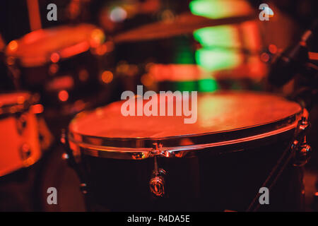 Il kit del tamburo sul palco sotto i riflettori di colore. Foto Stock