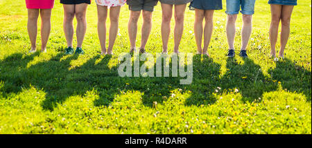 Le gambe di un gruppo di persone Foto Stock