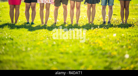 Le gambe di un gruppo di persone Foto Stock