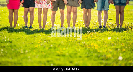 Le gambe di un gruppo di persone Foto Stock