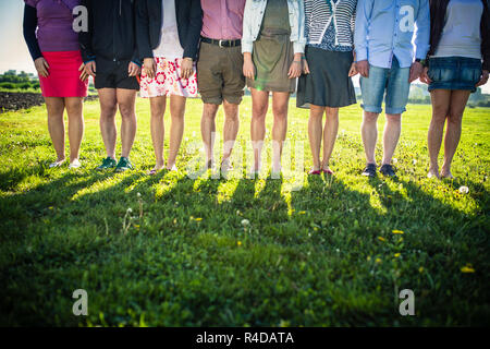 Le gambe di un gruppo di persone Foto Stock