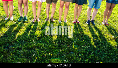 Le gambe di un gruppo di persone Foto Stock