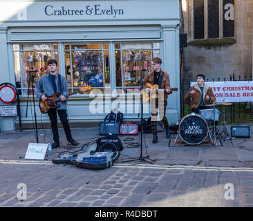 Il gruppo,re nessuno,eseguire sulle strade di York,l'Inghilterra,UK Foto Stock