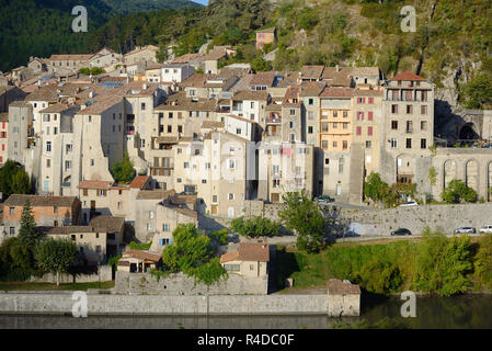 Case di villaggio sopra le sponde del fiume Rurance nella Città Vecchia o il quartiere storico di Sisteron Alpes-de-Haute-Provence Provence Francia Foto Stock