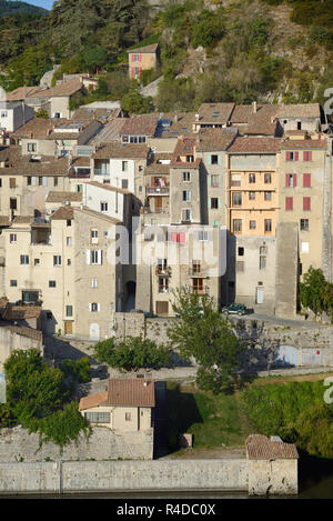 Case di villaggio sopra le sponde del fiume Rurance nella Città Vecchia o il quartiere storico di Sisteron Alpes-de-Haute-Provence Provence Francia Foto Stock