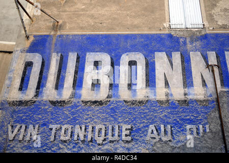 Vecchia parete dipinta o la pittura murale di Dubonnet annuncio pubblicitario o di pubblicità Sisteron Provence Francia Foto Stock