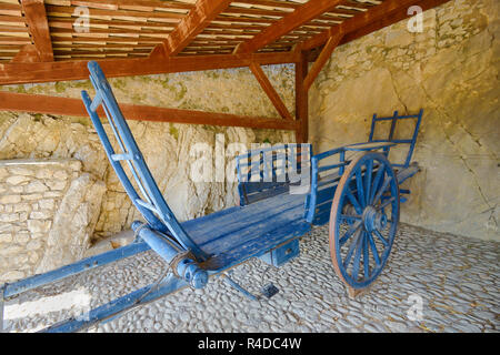 Vintage, storico o vecchio fieno Horse-Drawn carrello c xix secolo sul display in la Cittadella di Sisteron Provence Francia Foto Stock