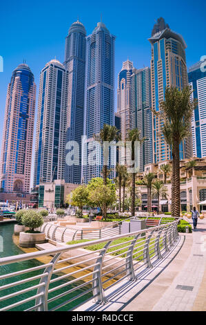 Skyline di Dubai con grattacieli al marina in una giornata di sole. Il concetto di costruzione. Foto Stock