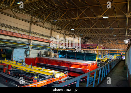 Negozio di macchina in carburo di silicio metallurgico lavori dentro la camera. Shop blacksmithing impianto. Turismo industriale Foto Stock
