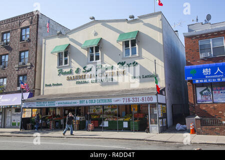 Frank & Sal primo carni, old-school il mercato italiano con la produzione, salumi, piatti caldi e freddi preparati foods & importati prodotti asciutti. Xviii Avenue, Bensonhurst quartiere, Brooklyn, New York. Foto Stock