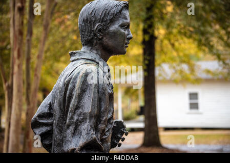 La scultura in bronzo di 13 anno vecchio Elvis Presley con chitarra presso la sua casa natale a Tupelo, Mississippi. (USA) Foto Stock