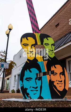 Elvis Presley scultura di chitarra nel centro cittadino di Tupelo, Mississippi. (USA) Foto Stock