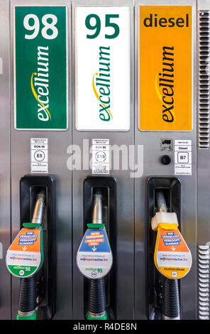 Con codifica a colori della pompa gas ugelli e il nuovo carburante UE delle etichette di identificazione per benzina E5 / E10 e gasolio B7 alla stazione di benzina in Belgio, Europa Foto Stock