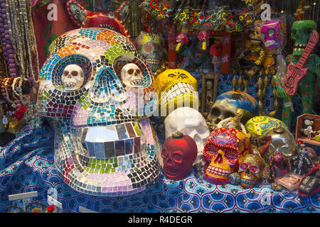 La finestra di visualizzazione di artisticamente decorato teschi presso un negozio nel Greenwich Village di New York City. Foto Stock