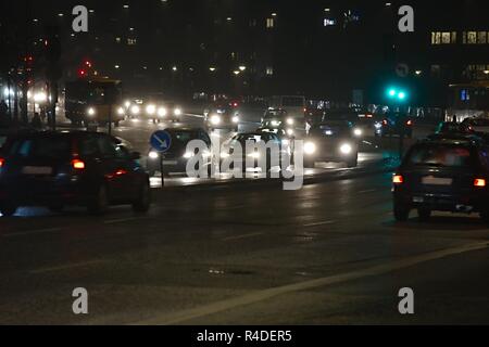 Il traffico su una strada della città Foto Stock