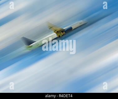 L'aereo nel cielo blu Foto Stock