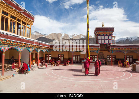 I monaci buddisti in Chemrey Gompa, Ladakh, Jammu e Kashmir India Foto Stock