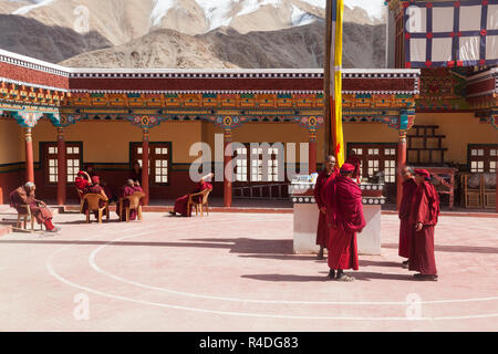 I monaci buddisti in Chemrey Gompa, Ladakh, Jammu e Kashmir India Foto Stock
