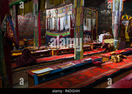 Monaco buddista e interno del gompa Chemrey in Ladakh, Jammu e Kashmir India Foto Stock