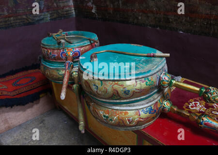 Tamburi buddista in Chemrey Gompa in Ladakh, Jammu e Kashmir India Foto Stock