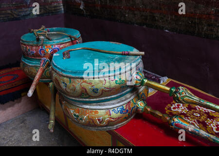 Tamburi buddista in Chemrey Gompa in Ladakh, Jammu e Kashmir India Foto Stock