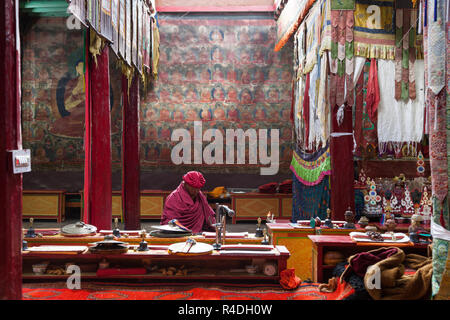 Monaco buddista e interno del gompa Chemrey in Ladakh, Jammu e Kashmir India Foto Stock