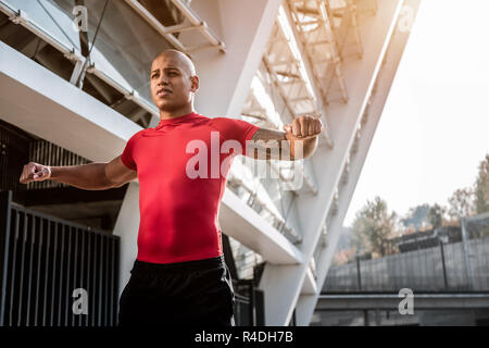 Ben costruito giovane uomo facendo attività sportive Foto Stock