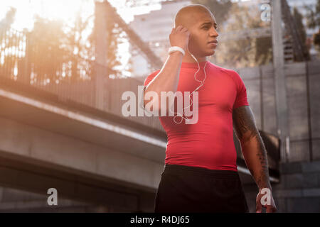 Bello afro-americano di indossare cuffie bianche Foto Stock