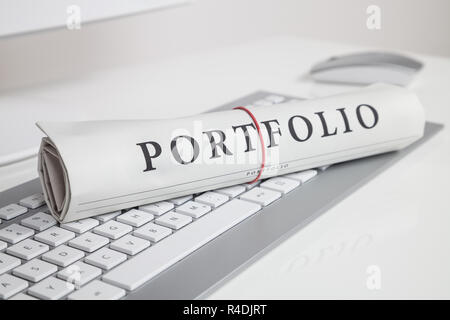 Portafoglio scritto sul giornale Foto Stock