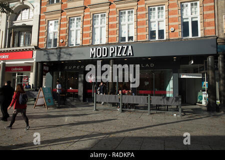 Nottingham, Nottinghamshire, Regno Unito: Ottobre 2018: MOD Pizza segno Foto Stock