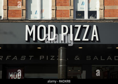 Nottingham, Nottinghamshire, Regno Unito: Ottobre 2018: MOD Pizza segno Foto Stock