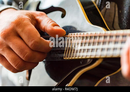 Chiudere fino a mani dell uomo la riproduzione di 8-stringa mandolino Foto Stock