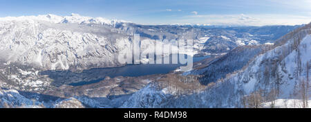 Vista del lago di Bohinj e le montagne circostanti in inverno. Foto Stock