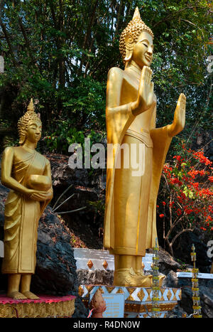 Due in posizione verticale o in piedi Golden Statue di Buddha sul Monte Phousi, Luang Prabang, Laos Foto Stock