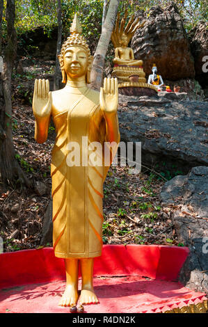 Due in posizione verticale o in piedi Golden Statue di Buddha sul Monte Phousi, Luang Prabang, Laos Foto Stock