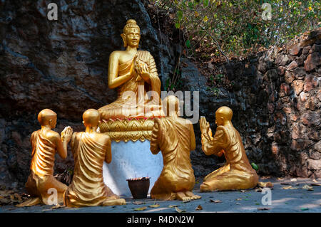 Golden Buddha con discepoli con le mani nella posizione di insegnamento (vitarka, insegnamento mundra) sul Monte Phousi, Luang Prabang, Laos Foto Stock