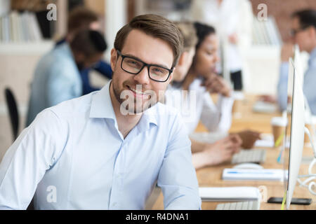 Colpo alla testa ritratto fiducioso sorridente imprenditore millenario Foto Stock