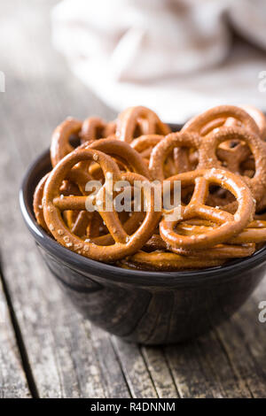 Salati Mini pretzel snack nel recipiente. Foto Stock