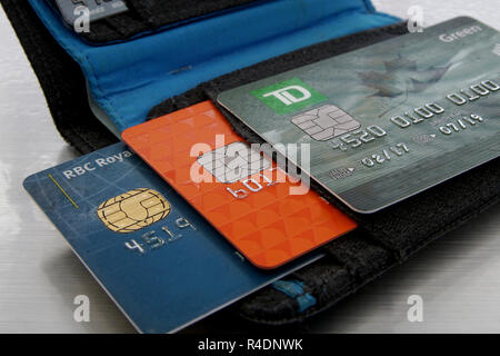 Montreal, Canada, 26 Novembre,2018.Open wallet con tre carte di debito le carte bancarie all'interno.Credit: Mario Beauregard/Alamy Live News Foto Stock