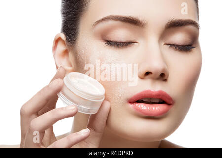 Bellissima ragazza con vaso con polvere allentata Foto Stock